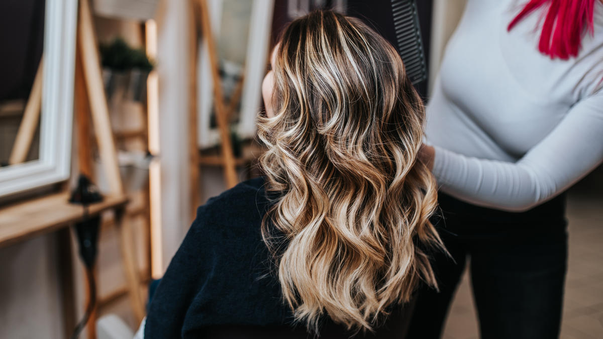 Styled waves at Minima Hair Beauty, highlighting dimensional color and fluid design. A study in precision, balance, and Japanese-inspired hair artistry.